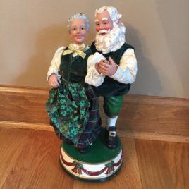 Clothtique Dancing Mr & Mrs Clause Music Box